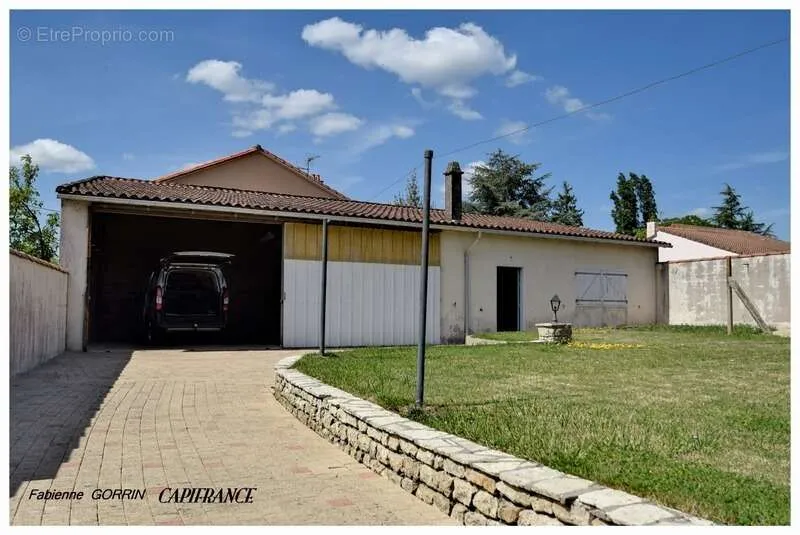 Garden - Spacious House with Large Garage in Aigondigné