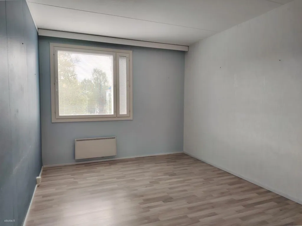 Pièces - 3-Bedroom Apartment with Balcony in Central Location