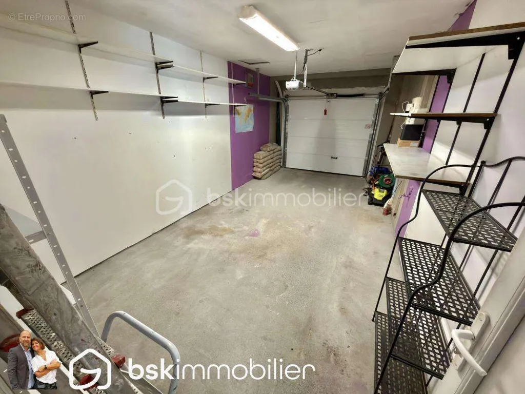Garaaž - Recent Detached House with Terrace in Ostricourt