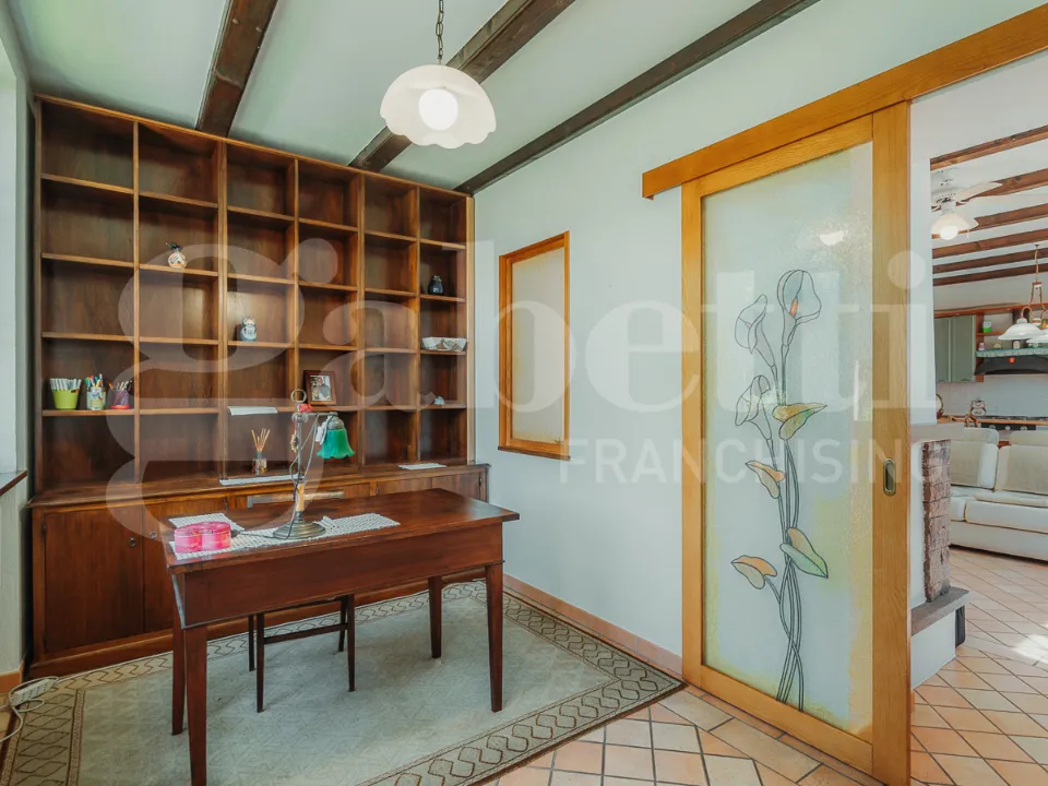 Kabinet - Rustic Villa with Private Park in Bibiana