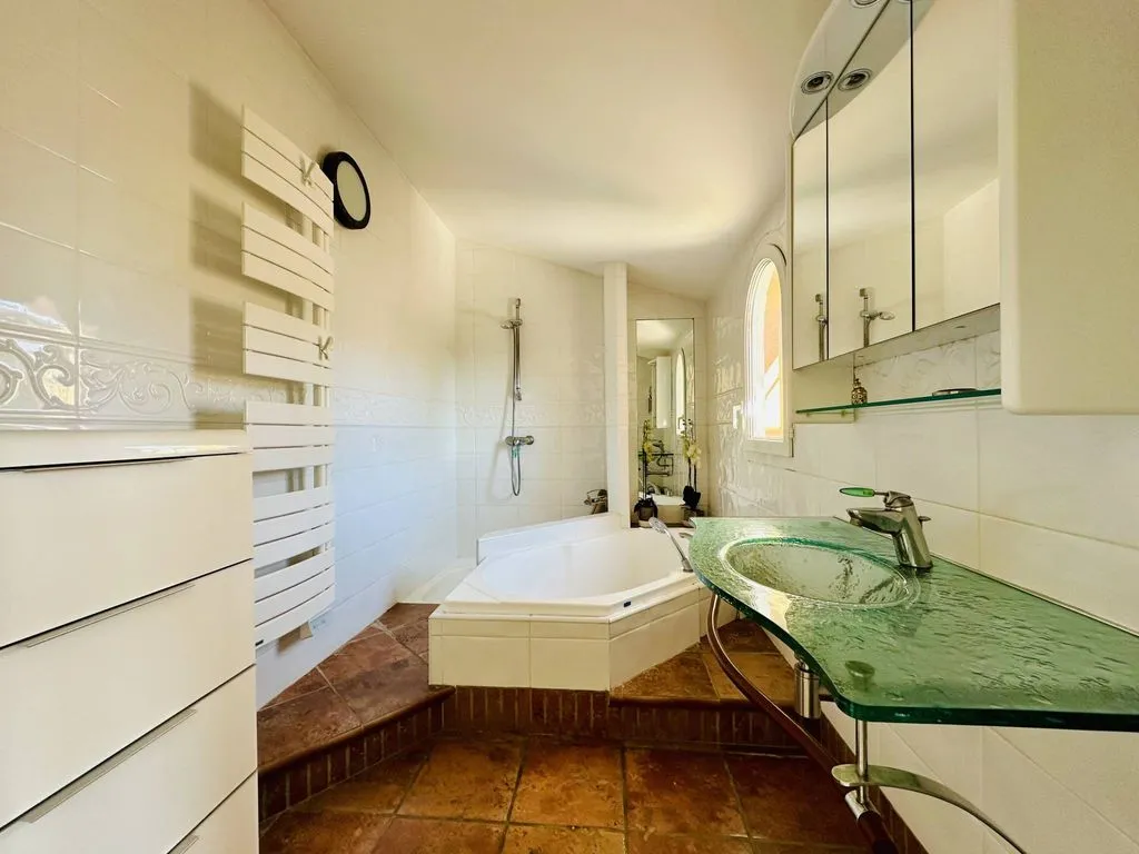 Salles de bain - Villa Luxueuse avec Piscine à Lattes