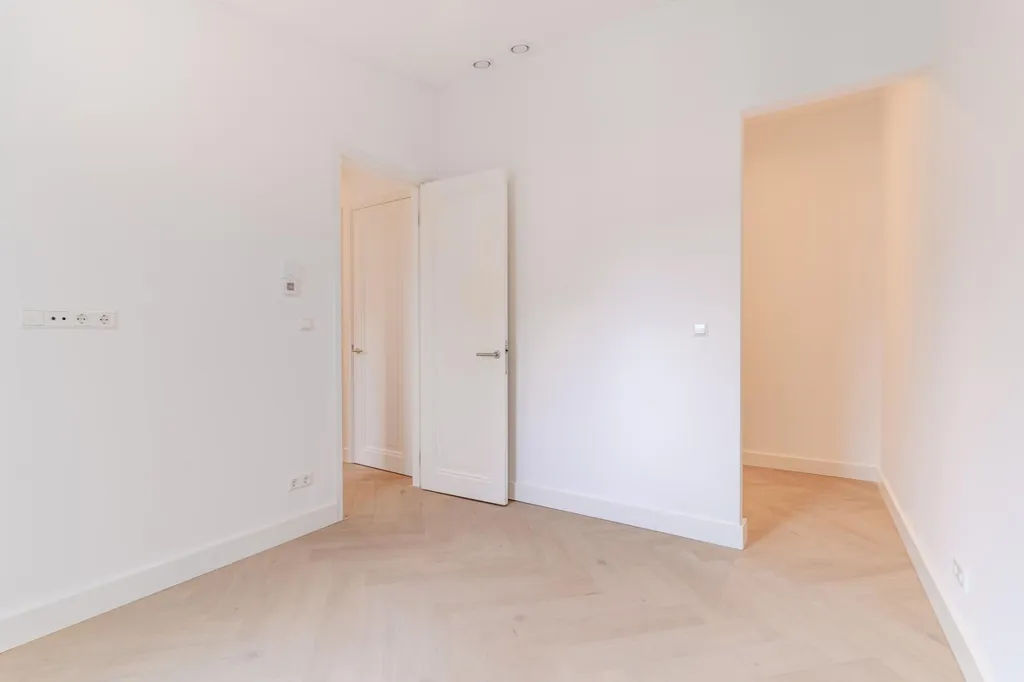 Rooms - Modernised Three-Bedroom Flat with Garden in 's-Gravenhage