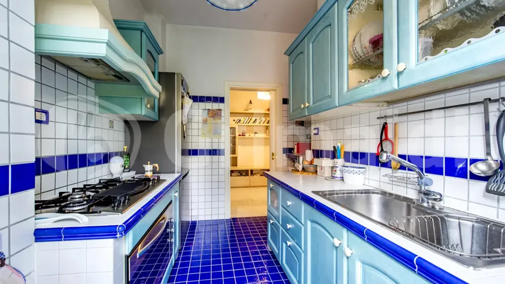 Cuisine - Rear-Facing Apartment with Balconies in Rome