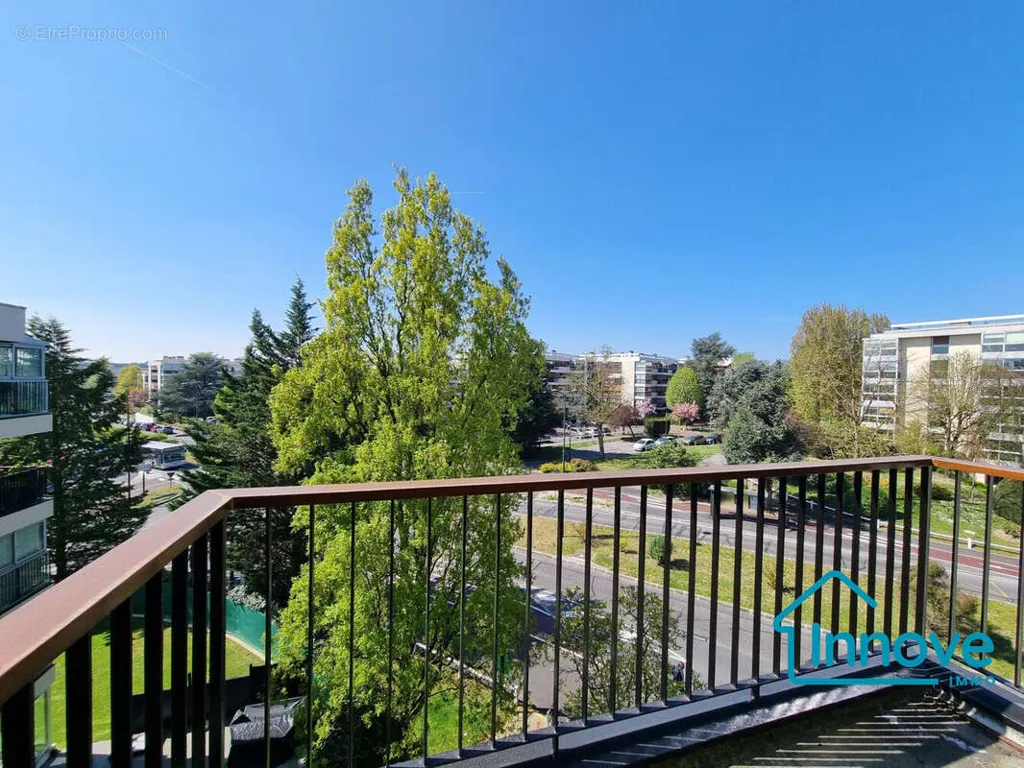 Balcony - Luxury Flat with West View in Le Chesnay