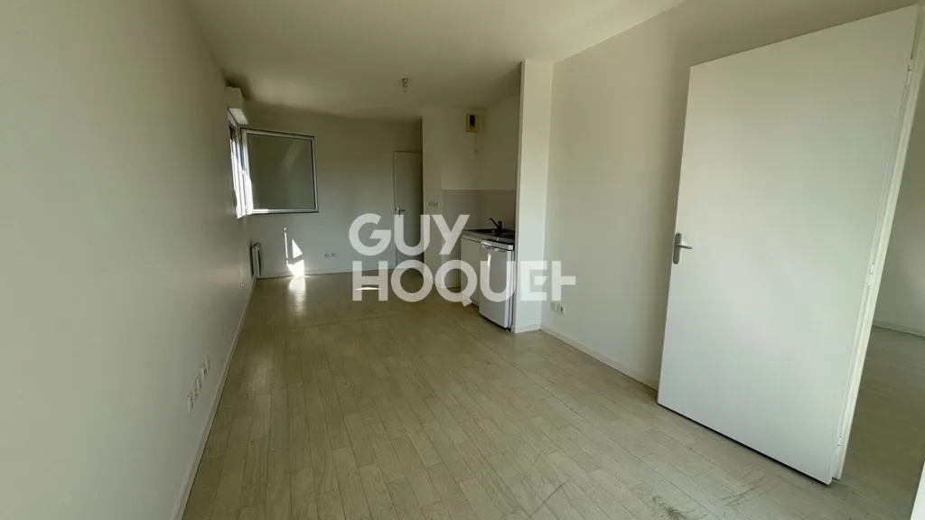 Hallway - 2-Bedroom Flat with Balcony in L’Isle-d’Abeau