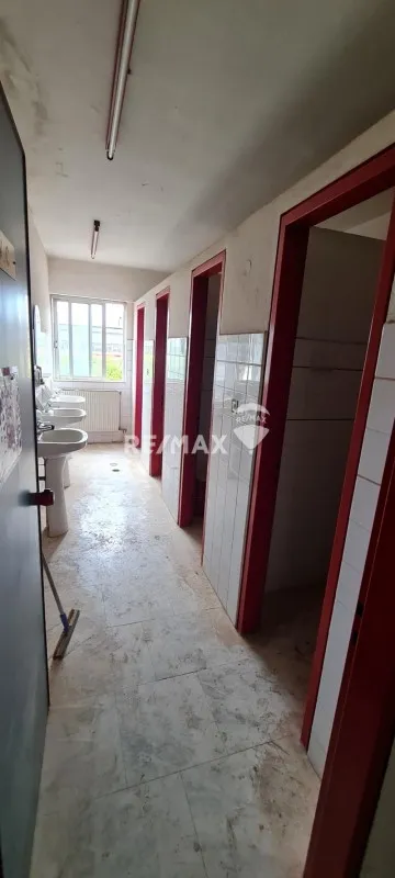 Esik - Industrial Space with Parking in Mandra