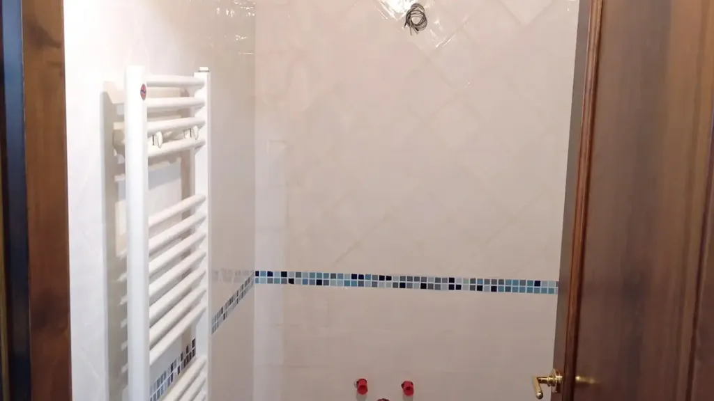 Salles de bain - Rustic-Style Apartment in Poggibonsi