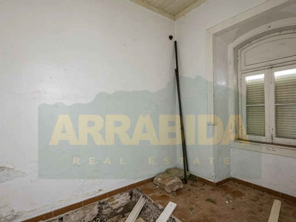 Pièces - Luxury Apartment Complex for Renovation in Sesimbra