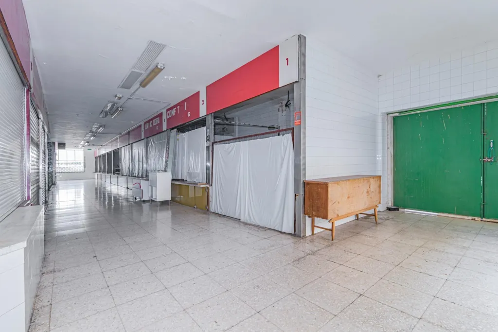 Pièces - Edified Plot with Market in Málaga