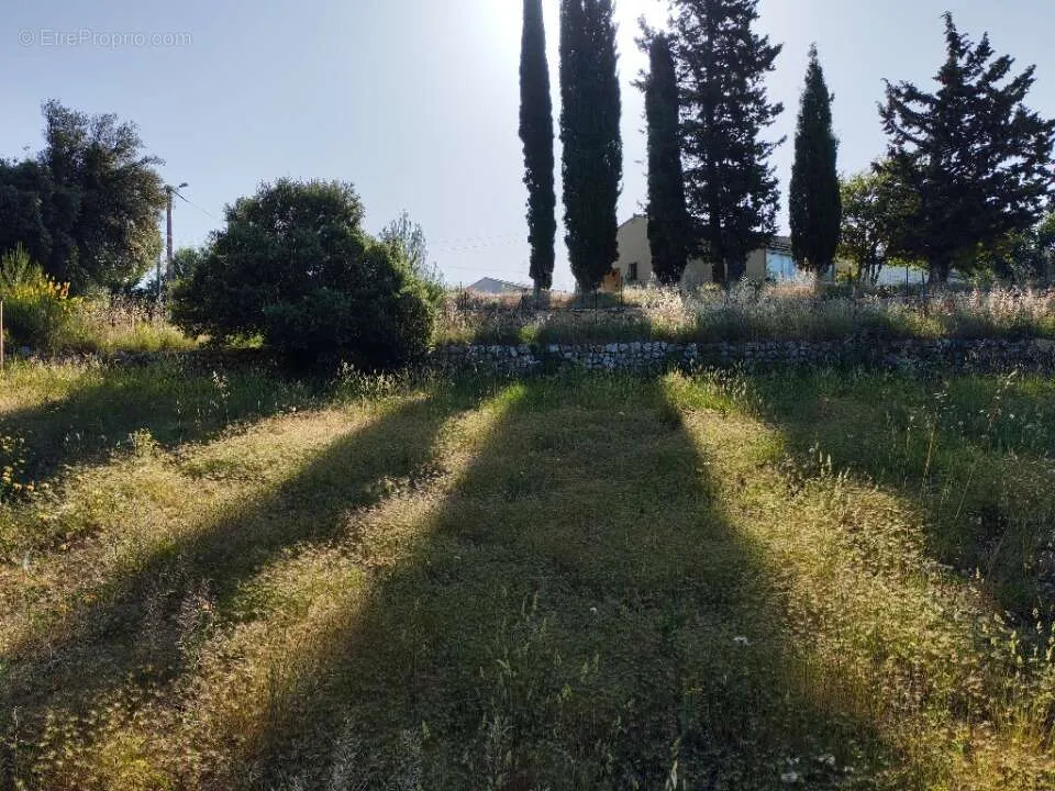 Aed - Buildable Plot with Garden in Lorgues