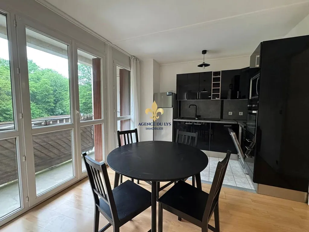 Salle à manger - Appartement 3 Pièces avec Balcon à Chantilly