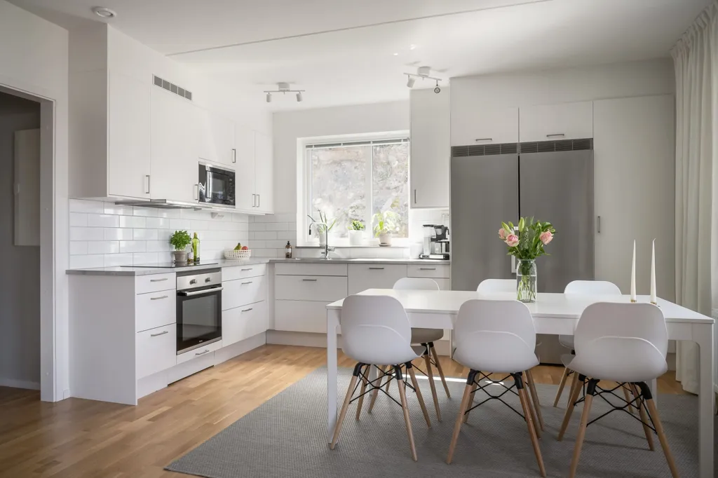 Sala da pranzo - Modern 4-Bedroom Flat with Balcony in Backadalsstigen