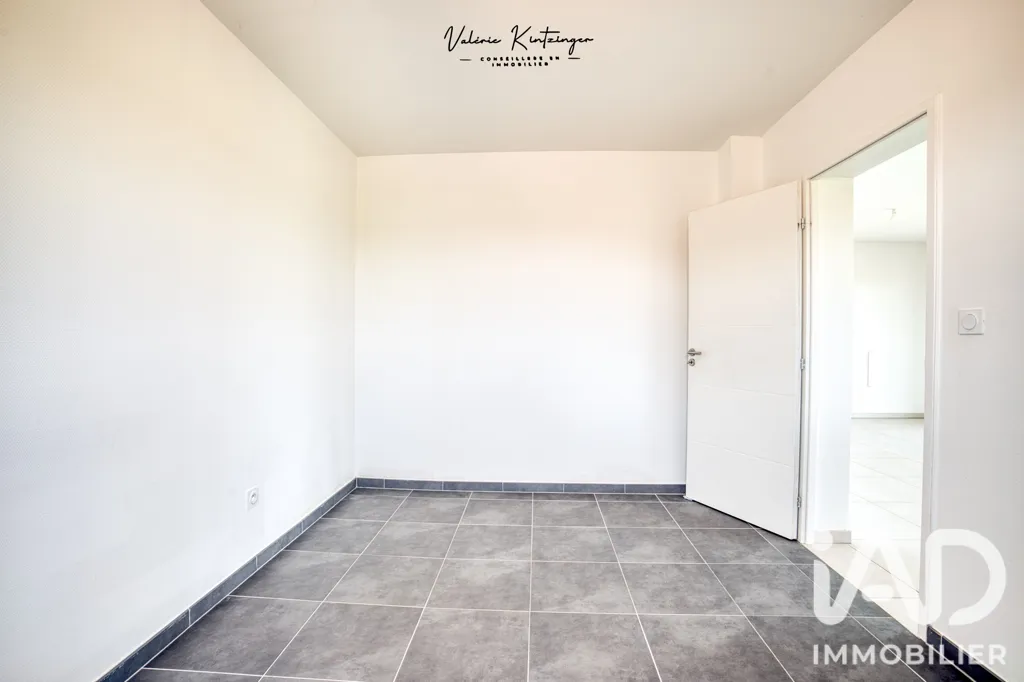 Pièces - Appartement avec Balcon et Garage à Manom