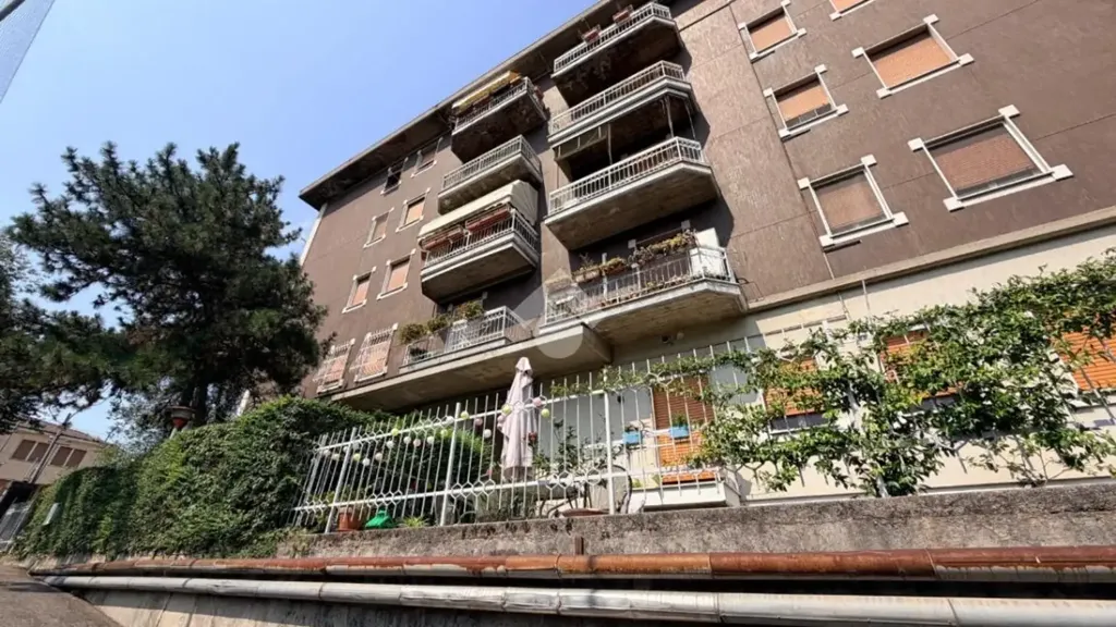 Esterno - Trilocale with Balcony in Brescia