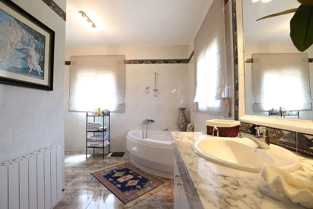 Salles de bain - Villa with Pool and Buildable Plot in Caldes de Malavella