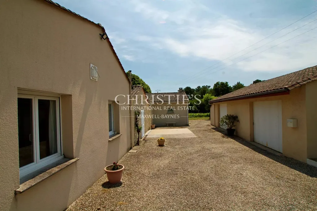Extérieur - Vignoble de Loisirs avec Piscine Intérieure à AOC Côtes de Bordeaux