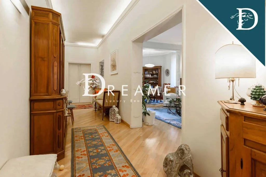 Esik - Luxury Apartment with Balcony in Florence
