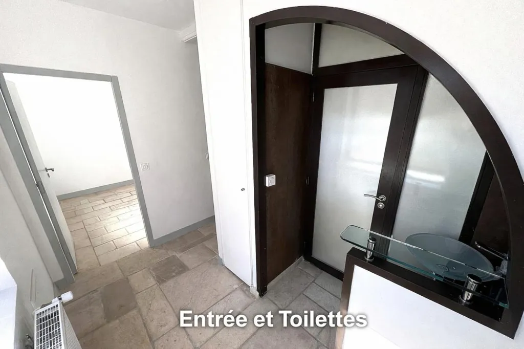 Vannitoad - Renovated Duplex with Terrace in Beaugard
