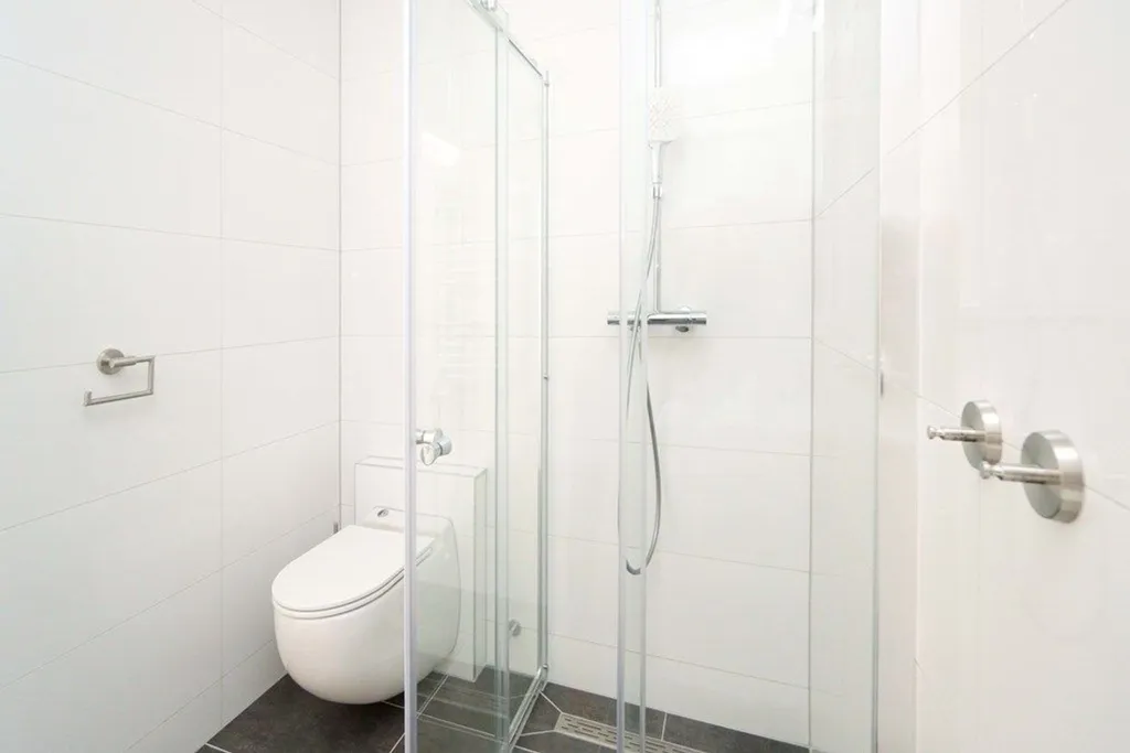 Salles de bain - Bright Four-Room Apartment near De Fahrenheit, The Hague