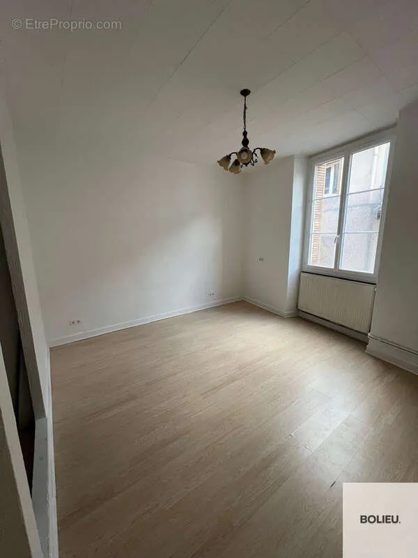 Rooms - Investment Building with Shops in Belley