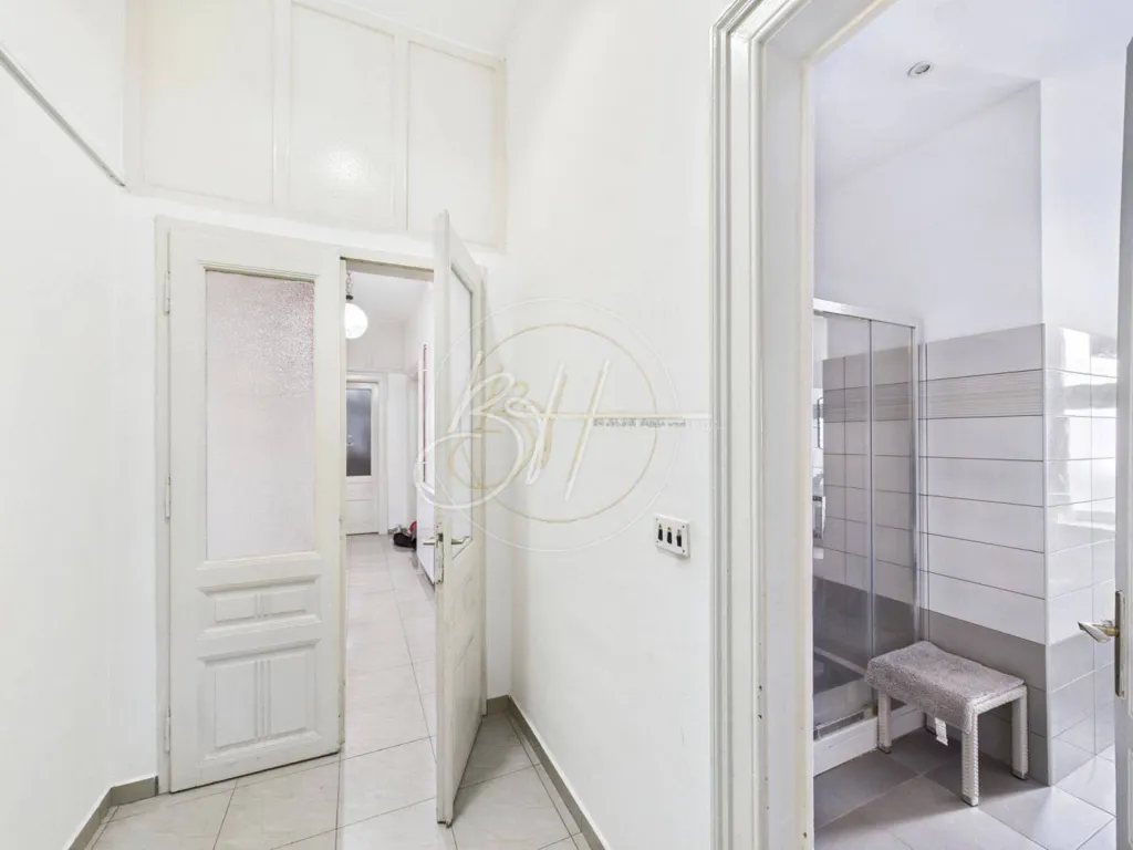 Esik - Apartment with Balcony in Pula Centre