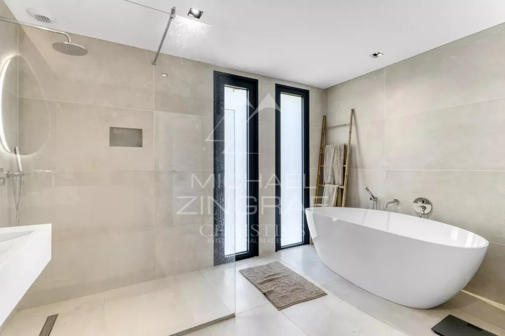 Vannitoad - Contemporary Villa with Pool near Valbonne