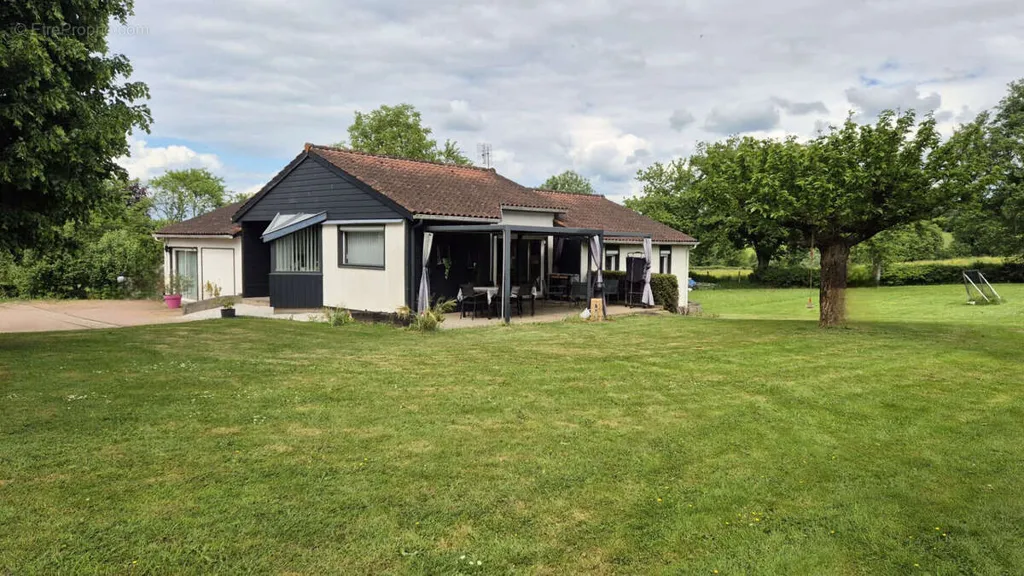 4-toaline maja asukohas Paray-Le-Monial