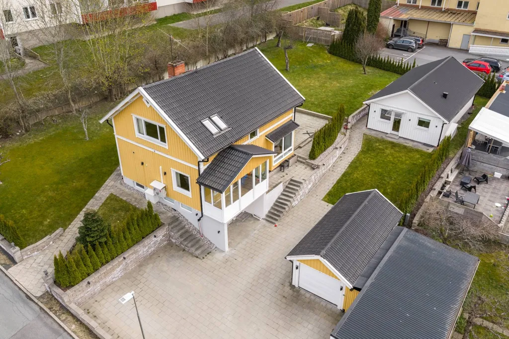 Õhuvaade - Two-Home Estate with Generous Outdoor Space in Jönköping