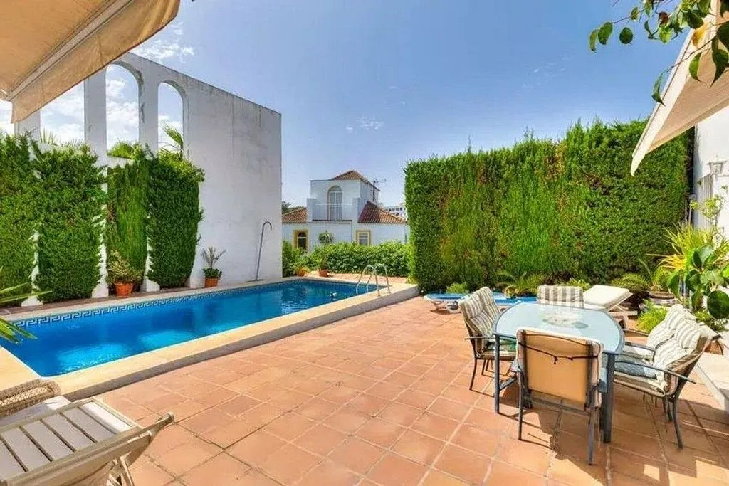 Chalet with Pool and Terrace in Casco Antiguo