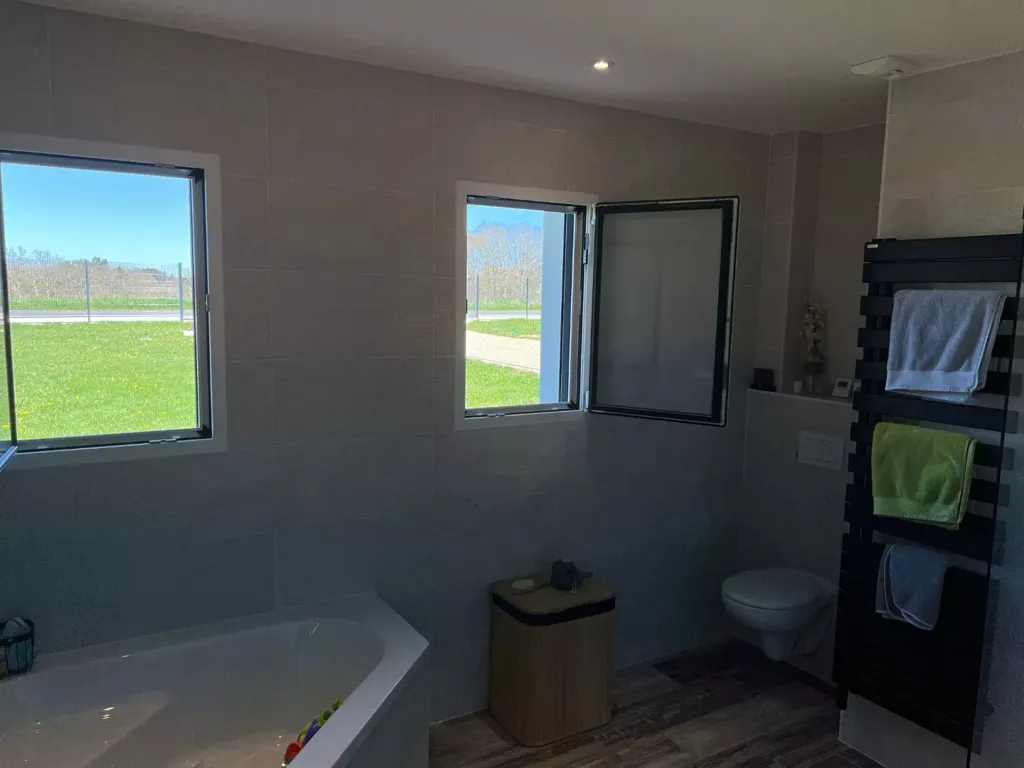 Salles de bain - Maison Contemporaine avec Prestations Haut de Gamme à Proximité des Commodités
