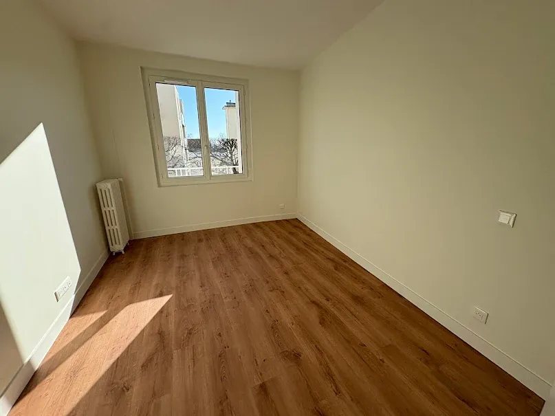 Pièces - Appartement Rénové avec Balcon à Caen