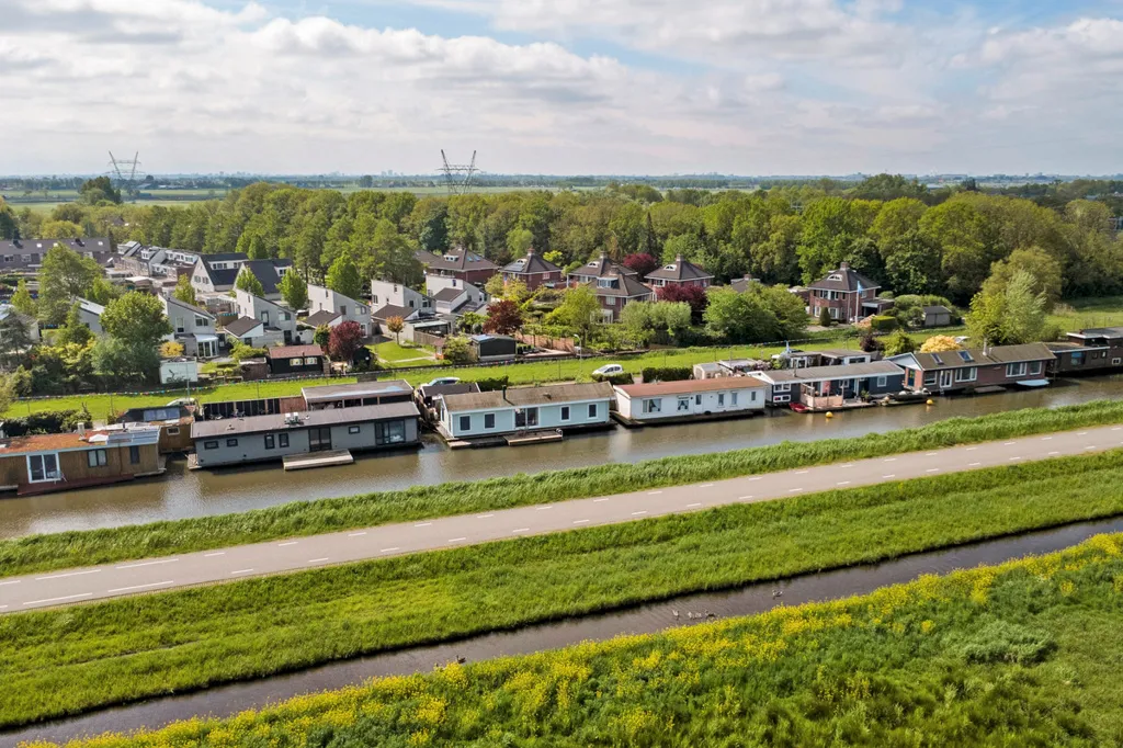 Õhuvaade - Waterfront Woonark with Garden in Wijdewormer