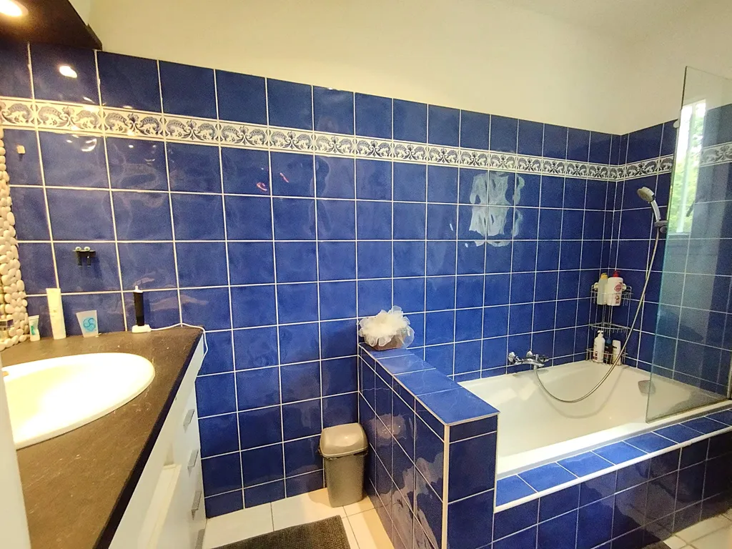 Bathrooms - Quiet House with Large Garden in Drefféac