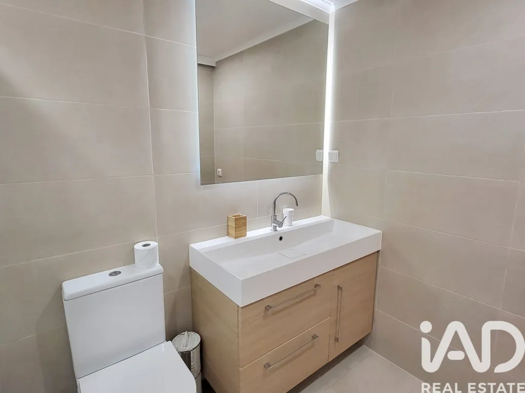 Bathrooms - T3 Apartment with Spacious Terrace in Alfragide