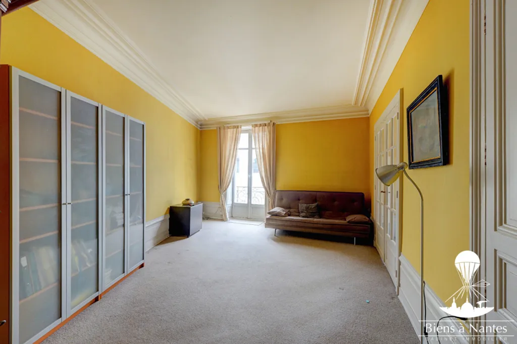 Esik - T5 Apartment with Parking in Monselet, Nantes