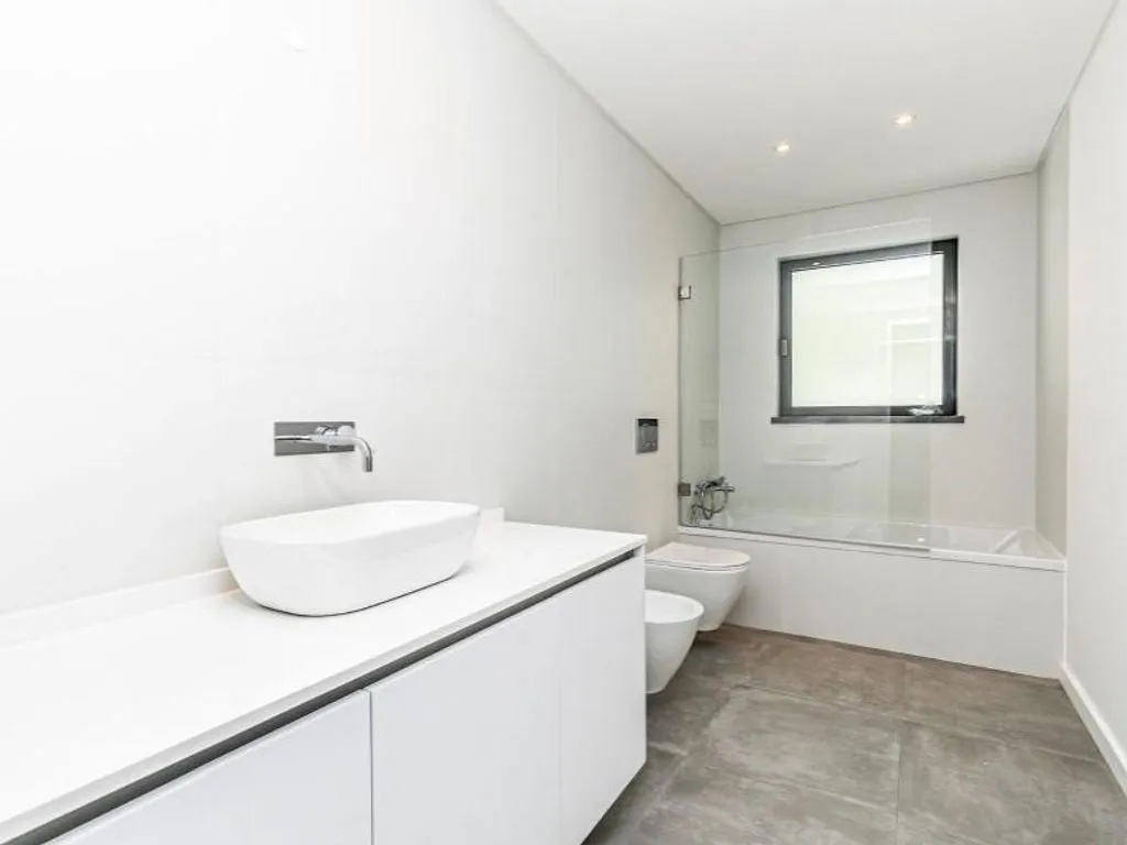 Bathrooms - Luxury Duplex with Pool in Estoril