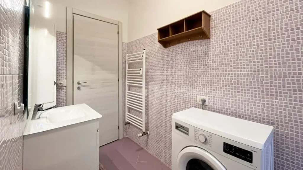 Salles de bain - Modern Studio with Balcony in Milan