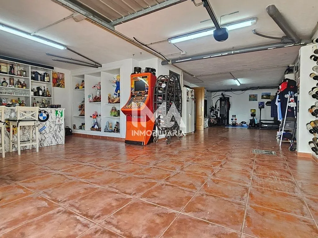 Garage - Chalet with Pool and Terrace in Montepilar