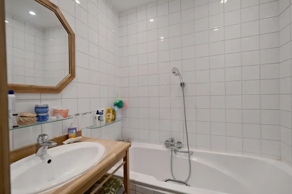 Bathrooms - Ground Floor Apartment with Garden in Schaerbeek