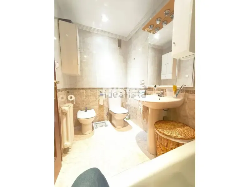 Vannitoad - Apartment with Garage in Salesas