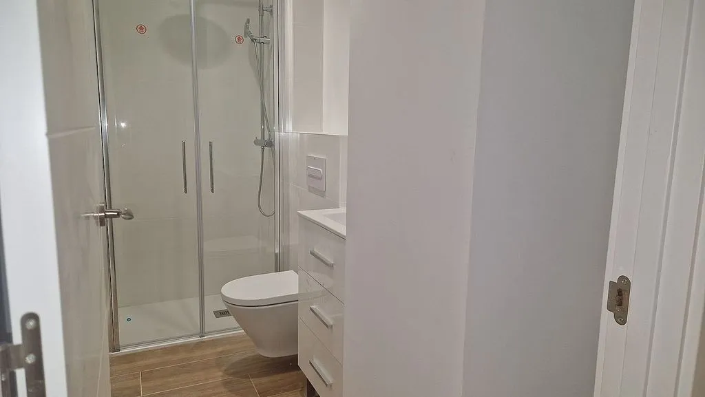 Baños - Piso en planta baja con garaje en Marianao