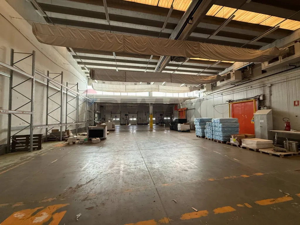 Pièces - Industrial Warehouse near Milan
