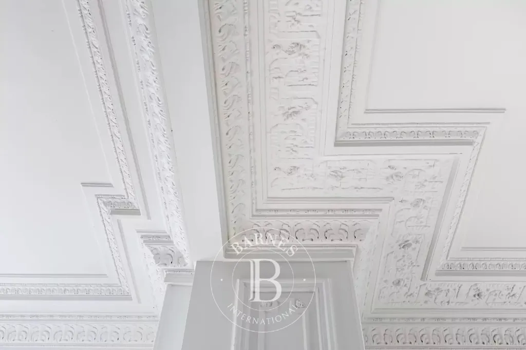 Pièces - Appartement Haussmannien avec Balcon Filant à Paris 8ème