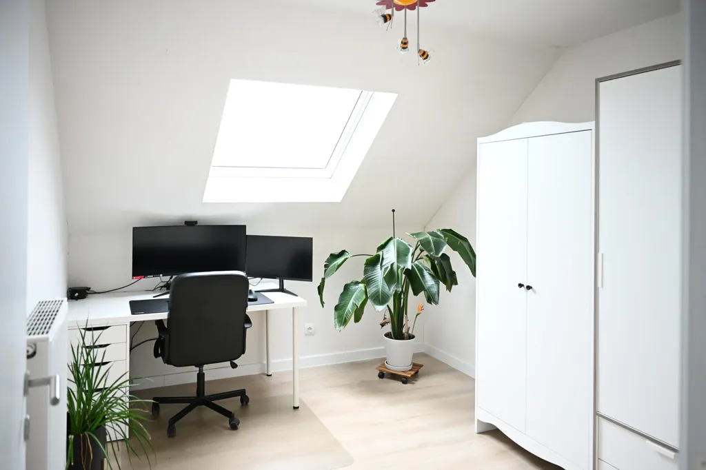 Kabinet - Modern New Build with Solar Panels in Lede
