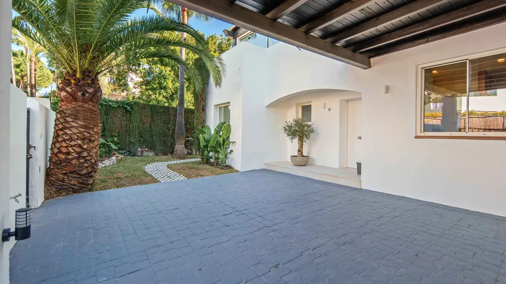 Terrasse - Corner Semi-Detached Villa with Pool in Marbella