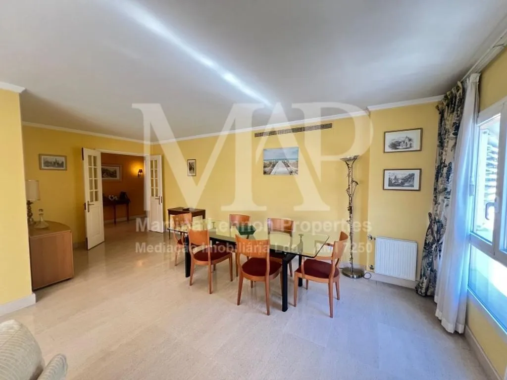 Dining Room - 3-Bedroom Apartment with Parking in Lisbon