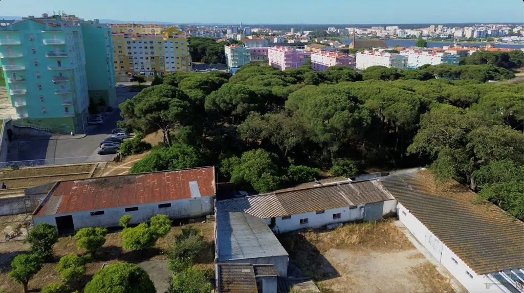 Vue aérienne - Strategic Plot with River Views in Seixal