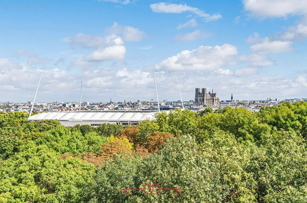 Apartment with Balcony and Cathedral View in Reims