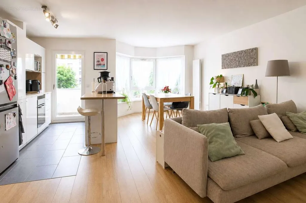 Séjour - Appartement Rénové avec Balcon à Nogent-Sur-Marne