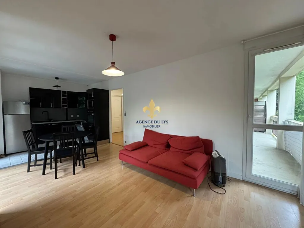 Séjour - Appartement 3 Pièces avec Balcon à Chantilly